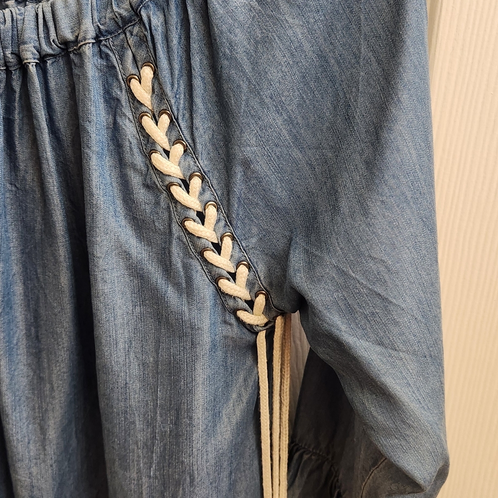 Chic Blue Blouse with White Detailing - Picture 4 of 5